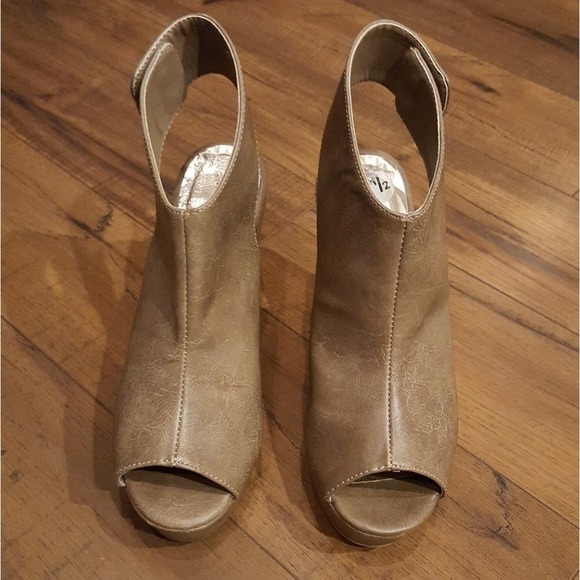 Steve Madden Y2K Women's Gwen Tan Faux Leather Peep Toe Wedge Booties Size 8.5 - Picture 3 of 6